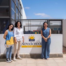 La concejala Abigail González junto a personal de la escuela