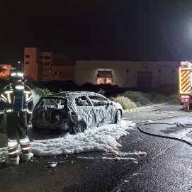 Arde un vehículo en la Rambla Medular de Arrecife 
