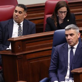 Yoné Caraballo escucha la intervención del presidente Fernando Clavijo en el Debate de la Nacionalidad Canaria