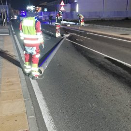 Un vehículo se sale de la vía y derriba una farola en Arrecife