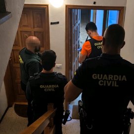 Agentes de la Guardia Civil en la vivienda