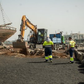Comienzo de la demolición del "muro de la vergüenza". Fuente: Ayuntamiento de Arrecife.