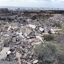 Escombros cerca del IES Puerto del Carmen