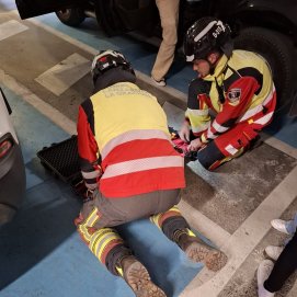 Bomberos durante el rescate