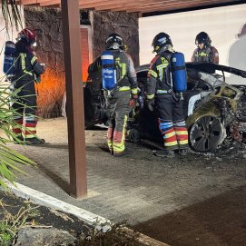 Uno de los coches afectados por las llamas