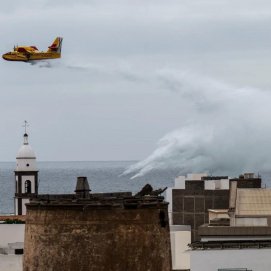 Uno de los hidroaviones sobre la ciudad de Arrecife