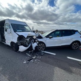 Colisión frontal entre dos vehículos en Mácher