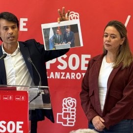 Marcos Bergaz y Dolores Corujo en una rueda de prensa. Foto: PSOE.