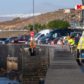 El Ayuntamiento de Arrecife reconstruye los muros del paseo marítimo dañados por los últimos temporales. Trabajos en el paseo cerca de El Reducto