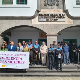 Minuto de silencio frente a la Dirección Insular
