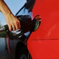 Una persona repostando combustible. Gasolina. Gasoil.