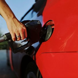 Una persona repostando combustible. Gasolina. Gasoil.