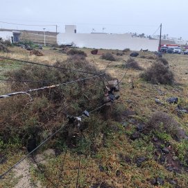 Una máquina retroexcavadora se lleva por delante un poste telefónico en Playa Quemada