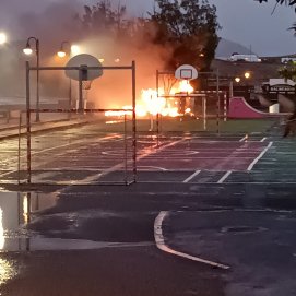 Espectacular incendio de una furgoneta bar en Arrieta