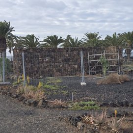 Construcciones de piedra frente a Playa Bastián