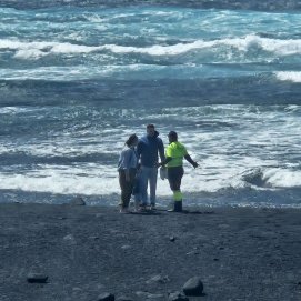 Efectivos de emergencias avisando del temporal a turistas en Janubio