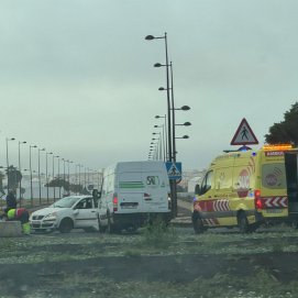 Colisión de dos coches en la rotonda de Tahíche 