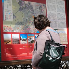 Mujer mirando el mapa de senderos de San Bartolomé