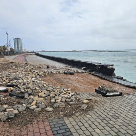 Daños por la fuerza del oleaje en el paseo marítimo de Arrecife