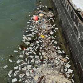 Basura marina en el Puente de Las Bolas durante el paso de la borrasca Therese. Foto: Andrea Domínguez.