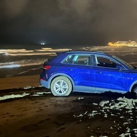 Coche enterrado en la arena. Foto: Consorcio de Seguridad y Emergencias.