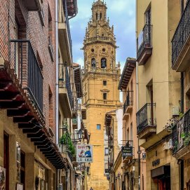 Calle de pinchos cerca de la concatedral de Logroño