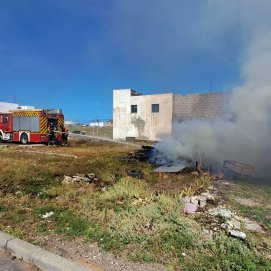 Bomberos trabajando en la extinción de las llamas en Argana Alta