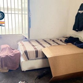 Una de las camas en el taller. Foto: Policía Nacional.