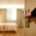 Un trabajador de hotel.