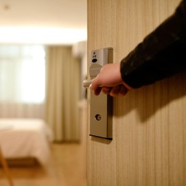 Un trabajador de hotel.