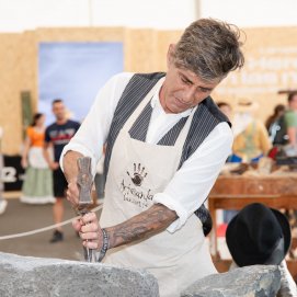 Un artesano trabajando la piedra en una imagen de archivo