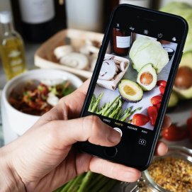 Una persona toma una foto de su comida. Foto: Pexels
