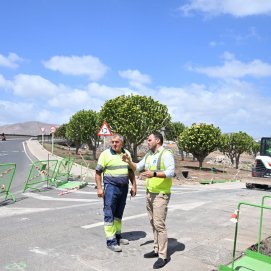 El alcalde Yonathan de León adelanta que la transformación de la calle Mina estará culminada coincidiendo con la entrega de las primeras 200 viviendas de Maneje 