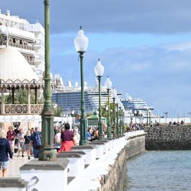 La ciudad de Arrecife registrará en abril un récord con la llegada de 43 escalas de cruceros turísticos. Imagen del pasado enero con la presencia de barcos en  el puerto 