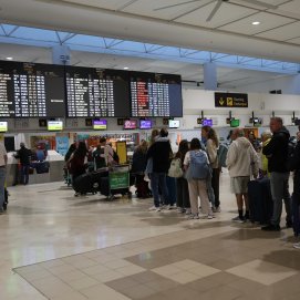 Personas ante las líneas de facturación del Aeropuerto César Manrique.