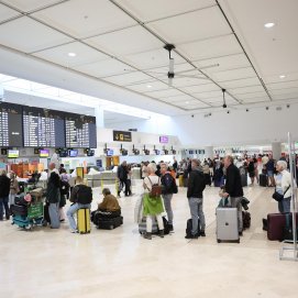 Pasajeros en el aeropuerto César Manrique de Lanzarote