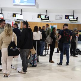 Pasajeros en el aeropuerto César Manrique. Combustibles.
