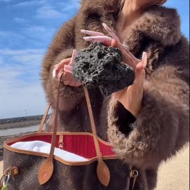 La creadora de contenido sacando la piedra del bolso