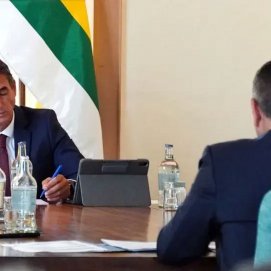 El alcalde de Haría, Alfredo Villalba, en una reunión anterior con el presidente de Cabildo insular, abordando la problemática del agua