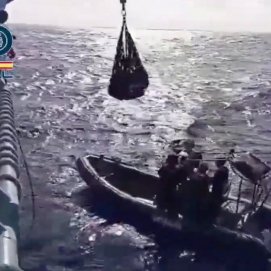 Intervenidos más de 4.000 kilos de cocaína en un pesquero a 500 millas al oeste de las Islas Canarias.