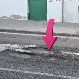 Socavones en una de las calles del barrio de Titerroy