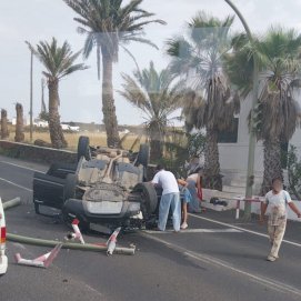 Vuelco de vehículo tras chocar contra un semáforo en Tiagua. Foto: La Voz