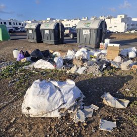 Basura en uno de los barrios de Arrecife