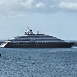 El ultra lujoso 'Scenic Eclipse' atracando esta mañana en el puerto de Arrecife