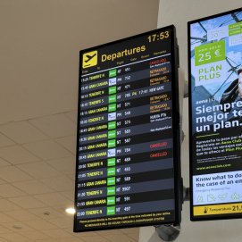 Pantalla con vuelos retrasados y cancelados.
