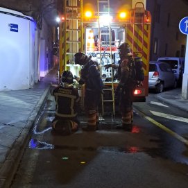 Los bomberos sofocan el incendio de una casa abandonada en Arrecife