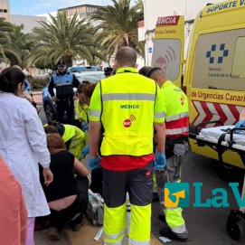 Servicios de emergencias atendiendo a la mujer. Foto: La Voz