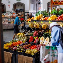 Un mercado de frutas en Canarias.
