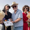 Bárbara Lennie, Pedro Almodóvar y Milena Smit al final del rodaje de Amarga Navidad en Lanzarote. Foto: El deseo.