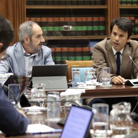 Marcos Bergaz (PSOE) durante una pregunta parlamentaria al consejero de Vivienda Pablo Rodriìguez 